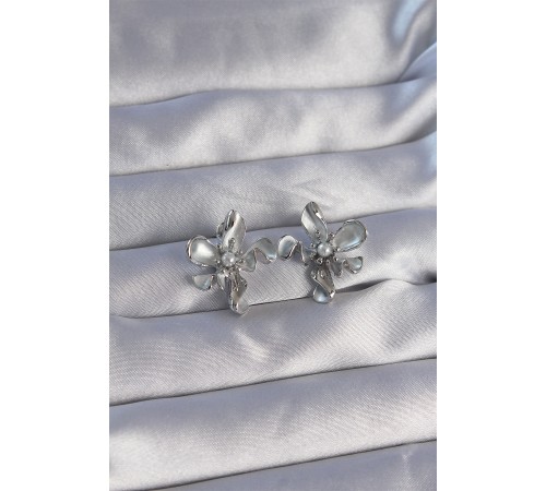 Pirinç Gümüş Renk İnci Detay Çiçek Tasarımlı Küpe - TJ-BKP9083