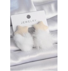 Beyaz Renk Tüylü Yıldız Ponpon Model Kadın Küpe - TJ-BKP9557