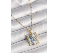 316L Çelik Gold Renk Zincir Gümüş Çiçek İşleme İnci Detaylı Mavi Portre Model Kadın Kolye - TJ-BKO9882