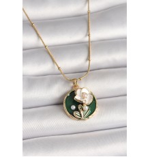 316L Çelik Gold Renk Beyaz Çiçek İşlemeli İnci Detaylı Yeşil Portre Model Kadın Kolye - TJ-BKO10023