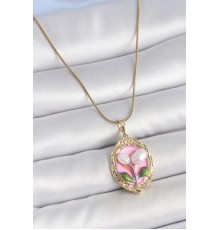 316L Çelik Gold Renk Zincir Pembe Mineli İncili Çiçek İşlemeli Portre Model Kadın Kolye - TJ-BKO10148