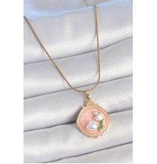 316L Çelik Gold Renk Zincir Pembe Mineli İncili Çiçek İşlemeli Portre Model Kadın Kolye - TJ-BKO10151