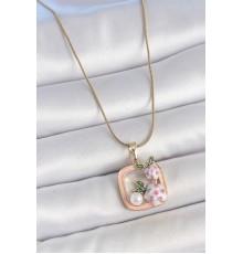 316L Çelik Gold Renk Zincir Pembe Mineli Kare Model Çiçek İşlemeli İnci Detay Kadın Kolye - TJ-BKO10160