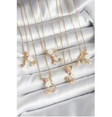 316L Çelik Gold Renk Zirkon Taşlı Çiçek Detaylı Harf Kolye 24'lü Paket Kolye - TJ-BKO10238