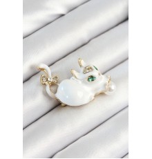 Zirkon Taşlı İnci Detaylı Beyaz 3D Kedi Figürlü Gold Renk Kadın Broş - TJ-BR440