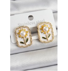 Pirinç Beyaz Mineli Papatya Figürlü Sanatsal Portre Model Gold Renk Kadın Küpe - TJ-BKP10686