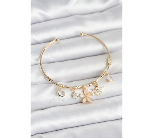 Çiçek ve Charmlı Gold Renk Pirinç Kadın Bileklik - TJ-BB8049