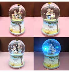 Büyük Boy Bankta Oturan Sevgili Kar Küresi