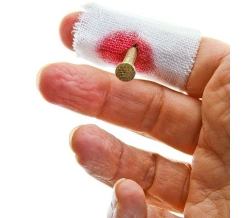 Kumaş Üzeri Kırmızı Renk Kanlı Çivi Geçmiş Parmak Şakası