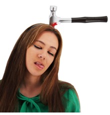 Kafaya Saplanmış Kahverengi Saplı Çekiç Şaka Tacı