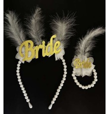 Beyaz İncili Otriş Tüylü Pleksi Bride Yazılı Gelin Tacı ve Bride Yazılı Gelin Bilekliği Altın Renk