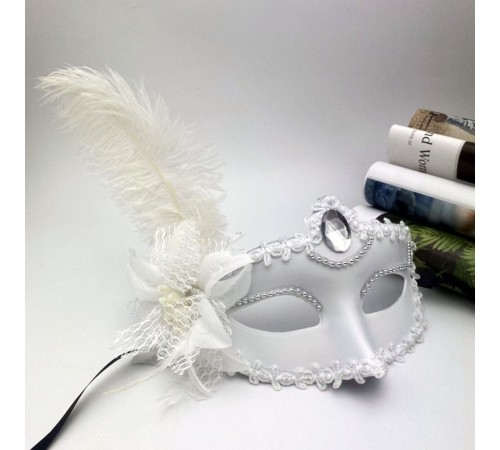 Beyaz Mat Renk Yandan Tüylü Güllü Parti Balo Venedik Maskesi 16x22
