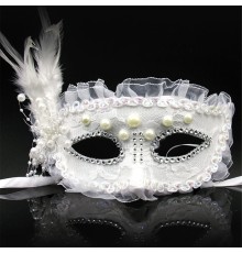 Beyaz Renk Yandan Tüylü İnci İşlemeli Taşlı Dantelli Parti Maskesi 17x12 cm
