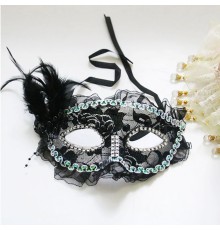 Siyah Renk Yandan Tüylü İnci İşlemeli Taşlı Dantelli Parti Maskesi 17x12 cm