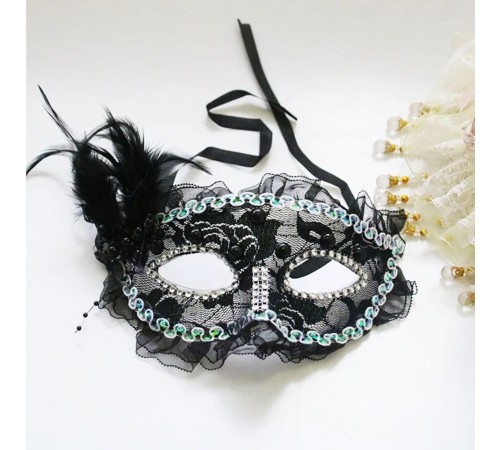 Siyah Renk Yandan Tüylü İnci İşlemeli Taşlı Dantelli Parti Maskesi 17x12 cm