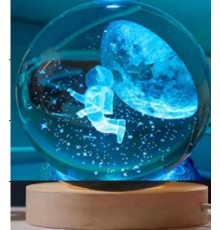 Dekoratif Uçan Astronot Tasarımlı Ahşap Altlıklı Işıklı Cam Küre Cam:6cm Ahşap:2cm