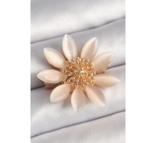 Pirinç Gold Renk Beyaz Mineli Çiçek Model Kadın Broş - TJ-BR420