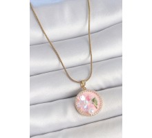 316L Çelik Gold Renk Zincir Zirkon Taşlı Pembe Mineli Çiçek İşlemeli İnci Detay Portre Model Kadın Kolye - TJ-BKO10139