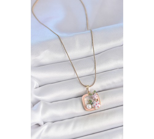 316L Çelik Gold Renk Zincir Pembe Mineli Kare Model Çiçek İşlemeli İnci Detay Kadın Kolye - TJ-BKO10160 316L Çelik Gold Renk Zincir Pembe Mineli Kare Model Çiçek İşlemeli İnci Detay Kadın Kolye - TJ-BKO10160