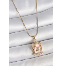 316L Çelik Gold Renk Zincir Pembe Mineli Çiçek İşlemeli Zirkon Taşlı Kelebek Detay Portre Model Kadın Kolye - TJ-BKO10188