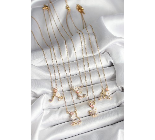 316L Çelik Gold Renk Zirkon Taşlı Çiçek Detaylı Harf Kolye 24'lü Paket Kolye - TJ-BKO10238