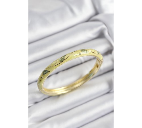 Mineli Pirinç Fıstık Yeşili Yaprak Motifli Gold Renk Kadın Kelepçe - TJ-BB7387 Mineli Pirinç Fıstık Yeşili Yaprak Motifli Gold Renk Kadın Kelepçe - TJ-BB7387