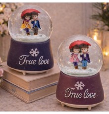 Şemsiye Altında Oturan Romantik Çiftler Tasarımlı Büyük Kar Küresi