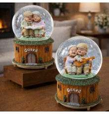 Mutlu Yaşlı Çiftler Tasarımlı Büyük Boy Püskürtmeli Kar Küresi