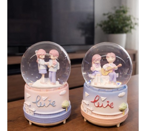 Orta Boy Mutlu Romantik Çiftler Kar Küresi