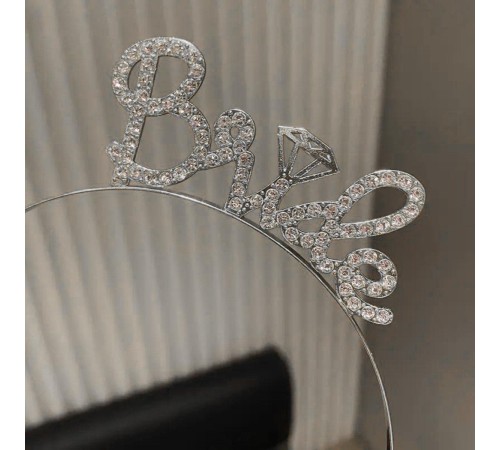 Gümüş Renkli Taşlı “Bride” Gelin Tacı – El Yazısı Yazı Tipiyle