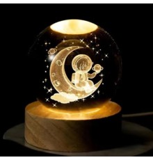 Dekoratif Ay Üstünde Astronot Tasarımlı Ahşap altlıklı Işıklı Cam Küre 8 Cm Büyük Boy