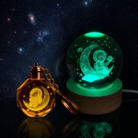 Ay Üzerinde Oturan Astronot Tasarımlı Renk Değiştiren Cam Küre Ve Anahtarlık Set